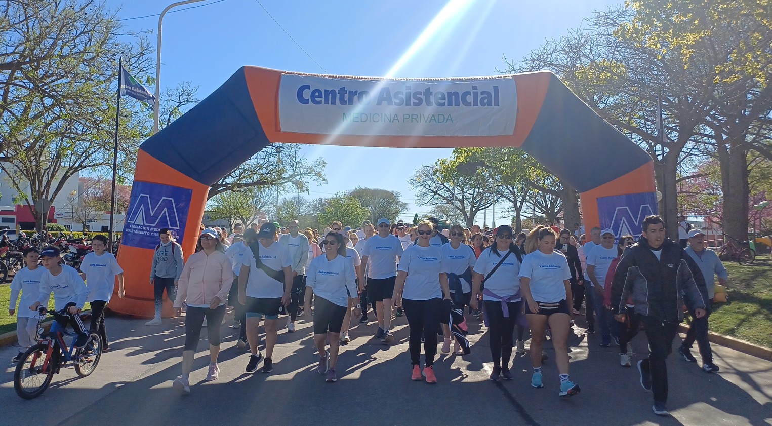 Cerca de 800 personas celebraron la primavera Caminando por la Salud